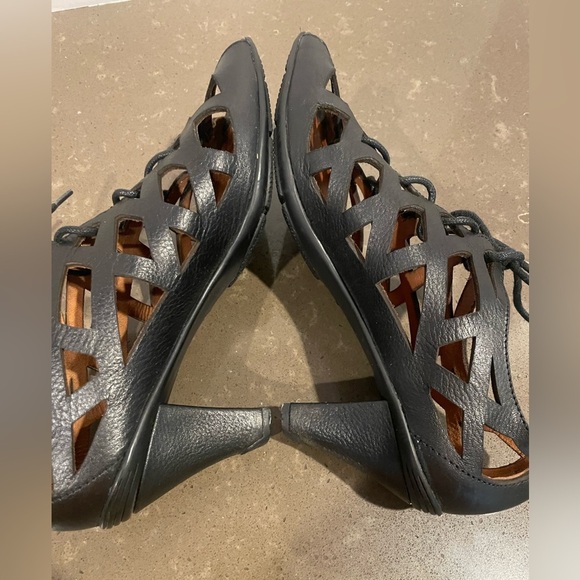 Gentle Souls Black Leather Sandals by Kenneth Cole - Picture 8 of 9